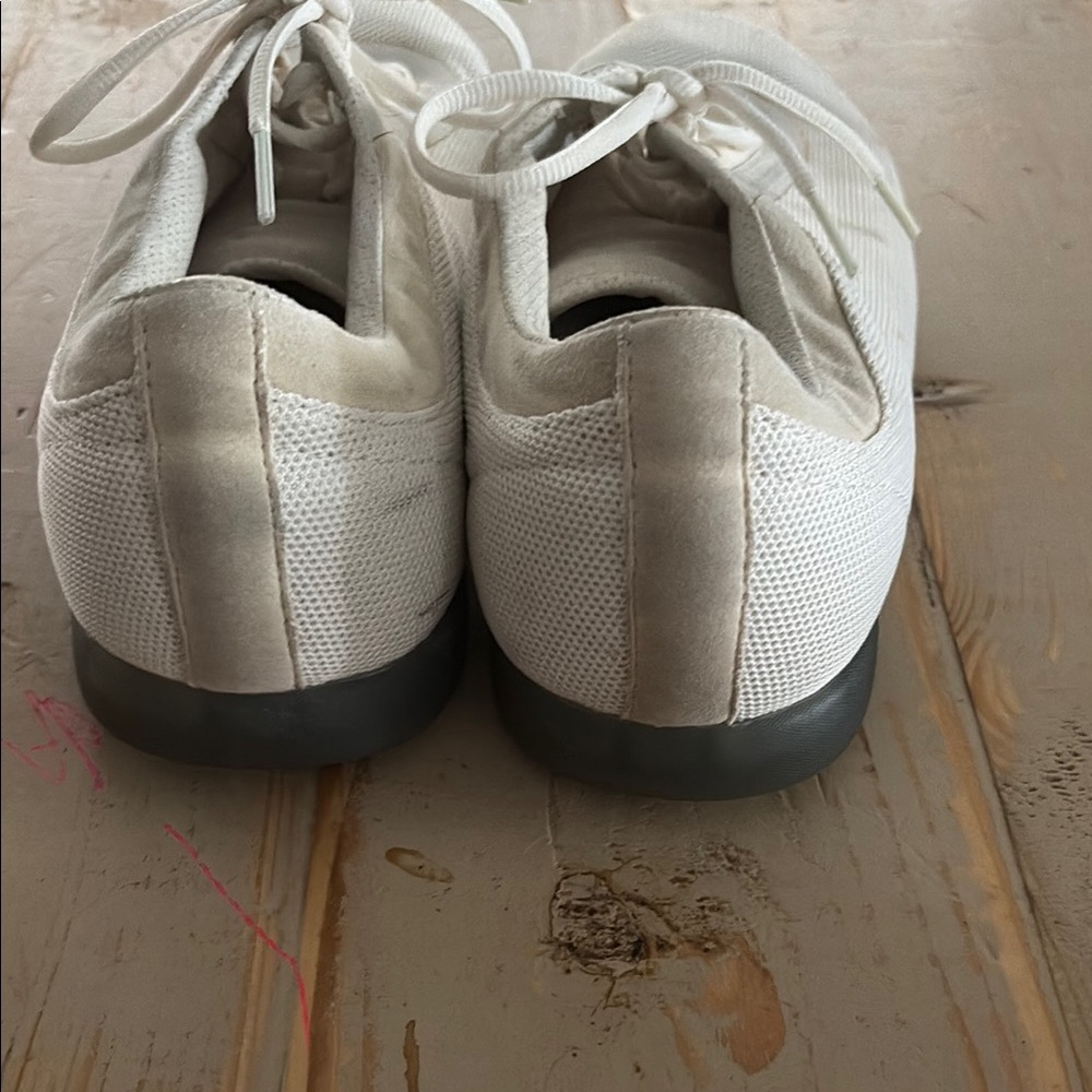 Black and White Canvas Sneakers with Low-Top Design - Picture 4 of 6